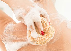 15 best moisturizing body washes, according to dermatologists